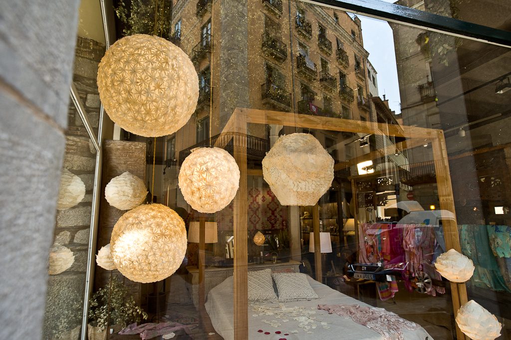 Lámparas Selene colgadas en un escaparate
