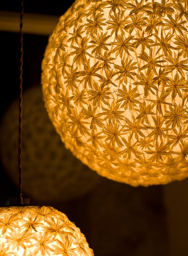 Esfera de papel con relieve de estrellas, encendida