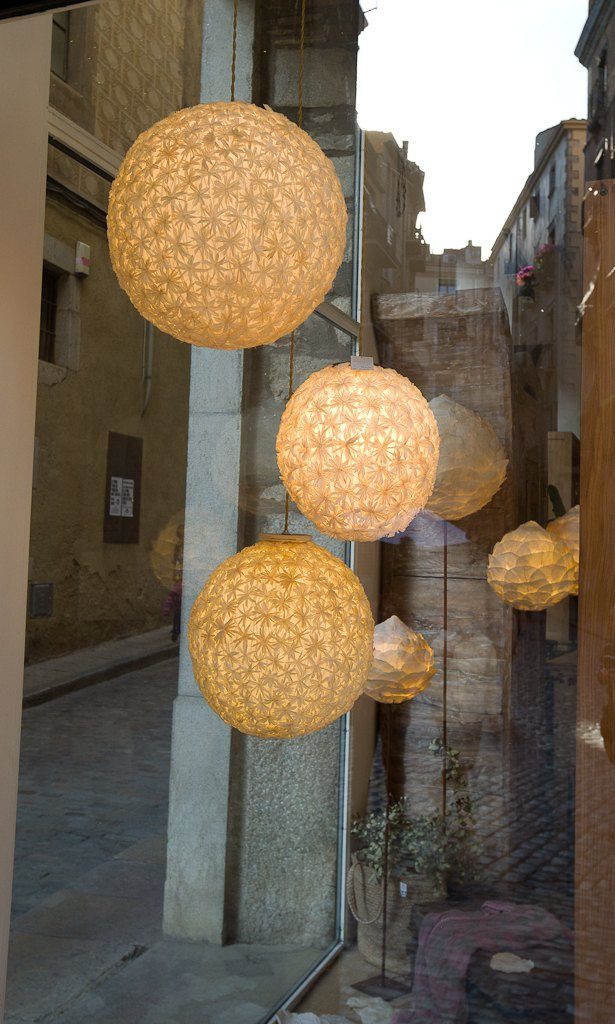 Esferas Selene colgadas en una calle antigua