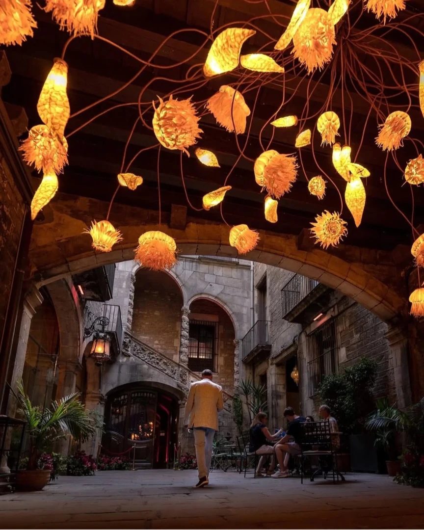 Escultura lumínica suspendida sobre el patio del Palau Dalmases, Barcelona